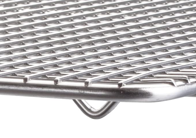 Inside a third-size pan, Winco PGW-510 pan grate demonstrates even airflow