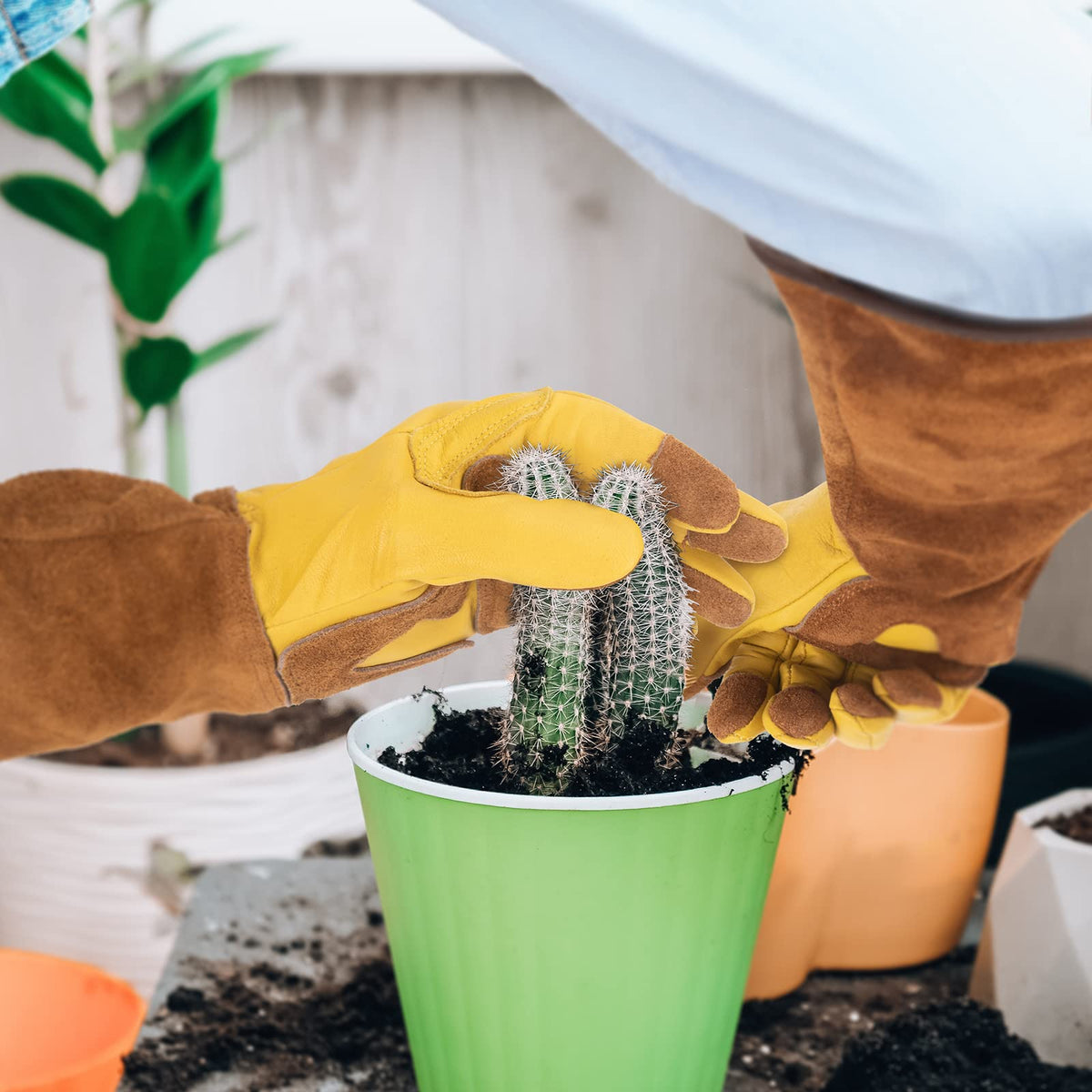 WOHEER versatile garden gloves for outdoor gardening activities.