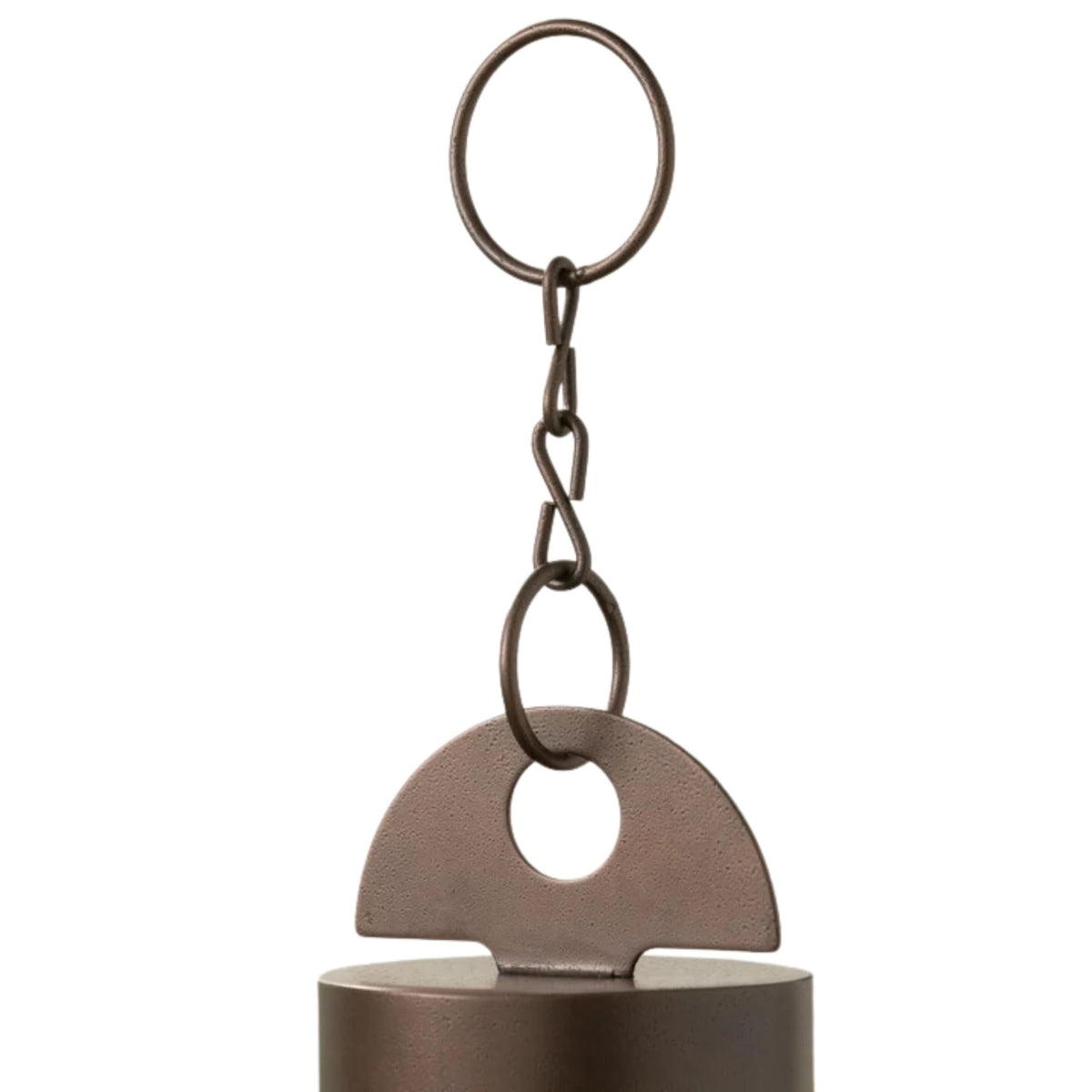 Garden hanging display elevates yard décor with soothing tones