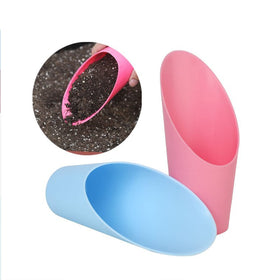 WORAMUK green transplanting scoop for careful soil loosening.