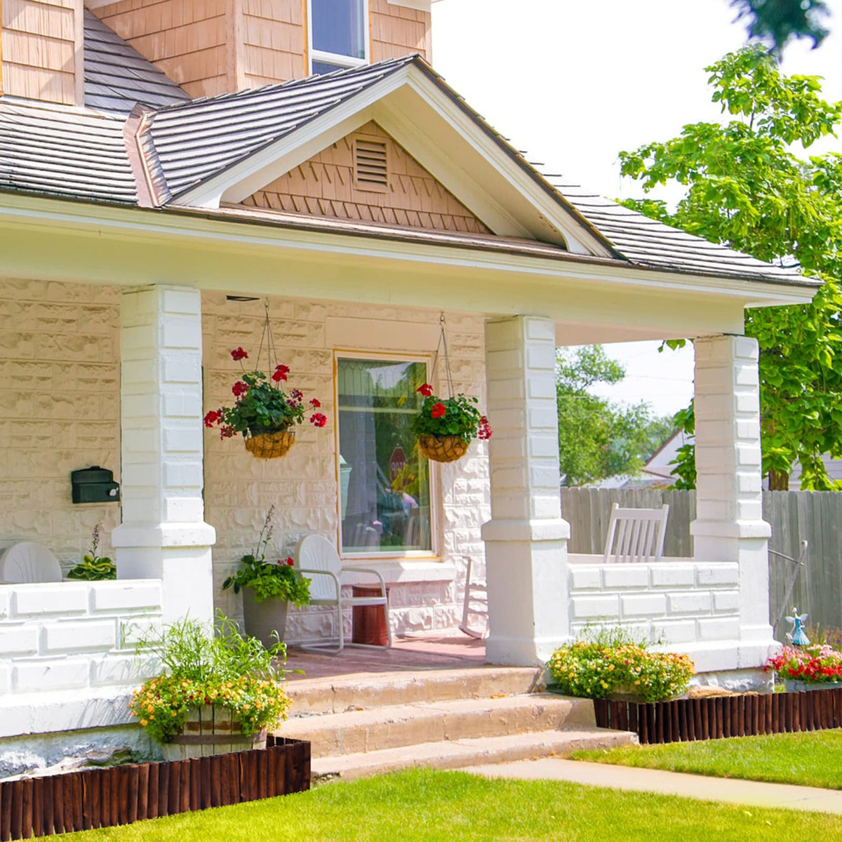 Worth Garden flower bed border defines clean lines around plants and mulch