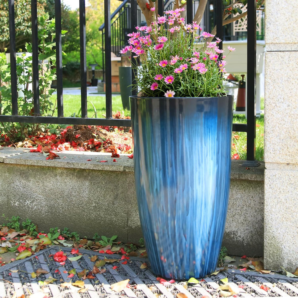 Worth Garden set of two planters provides versatile styling options.