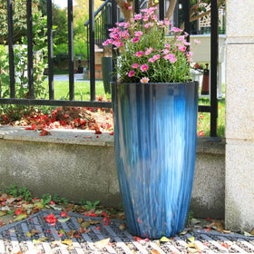Worth Garden set of two planters provides versatile styling options.