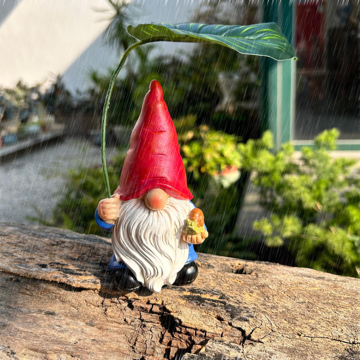 WSHMZYHOME leaf-umbrella gnome adds seasonal charm to entryways.