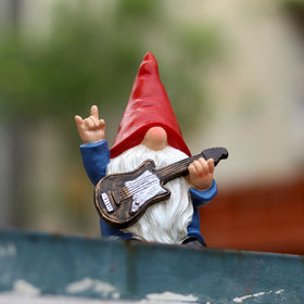 WSHMZYHOME rock-star gnome showcases a guitar-inspired decorative focal point