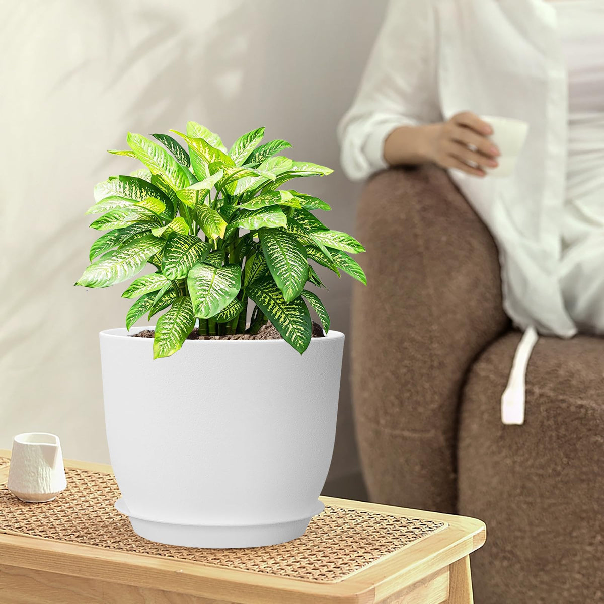WSMKSZ 9-inch white plant pot with drainage holes and tray for outdoor use.