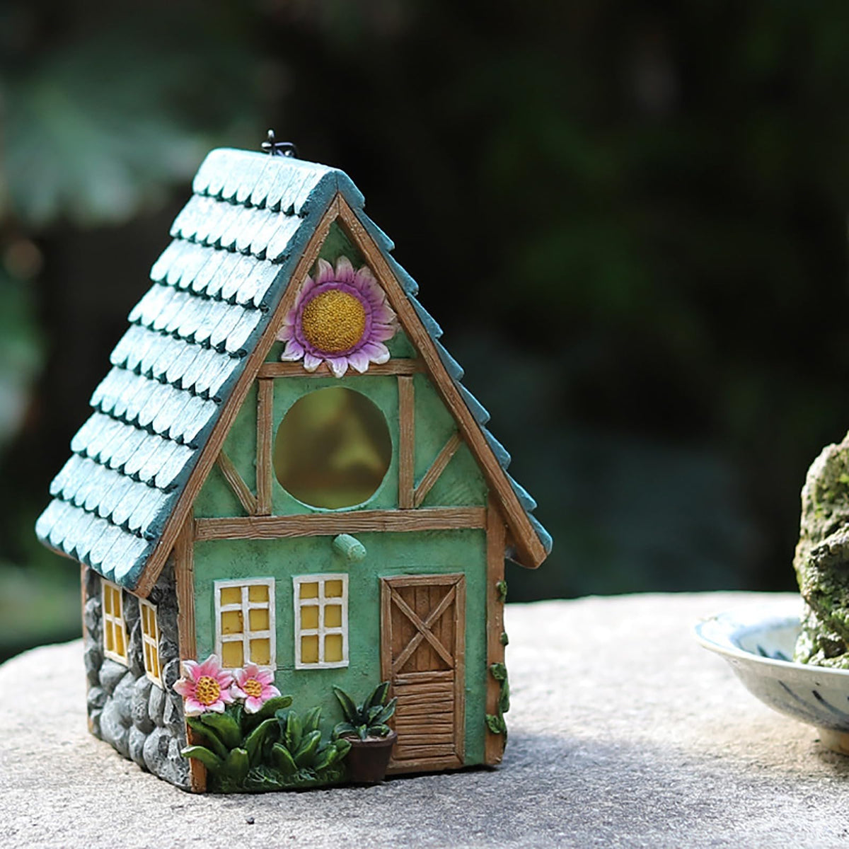 WUWEOT bird house entrance hole accommodates small nesting birds.