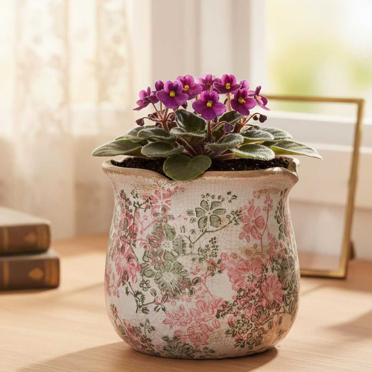 Xiaan Jiaju distressed-pattern planter adds vintage charm to any room.