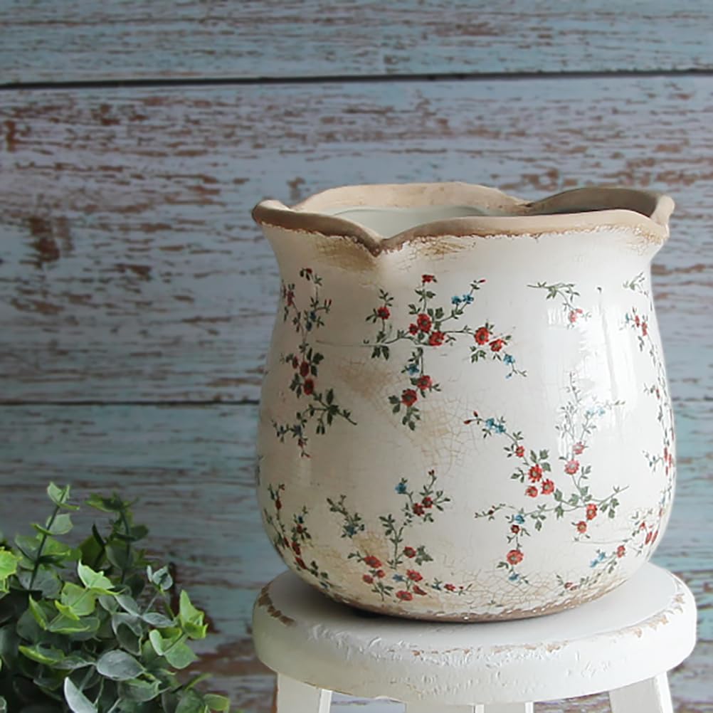 Xiaan Jiaju indoor planter highlights vibrant greens and small red blooms