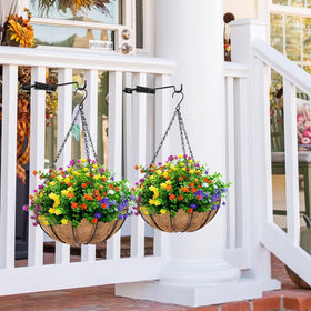 Xisakaca clamp-on rail hook keeps lanterns secure in outdoor settings.
