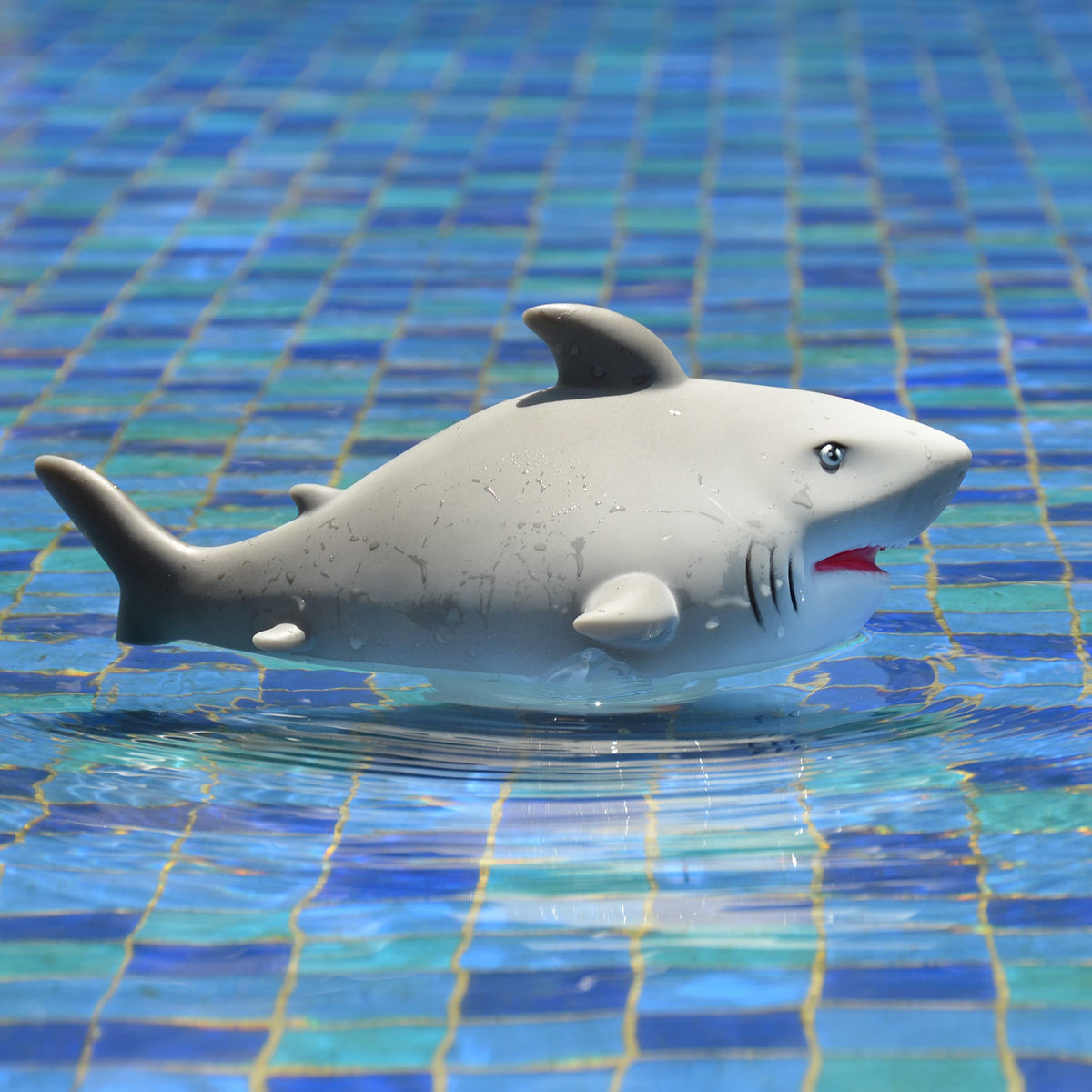 XY-WQ Chlorine Floater suitable for large pools and varied environments.