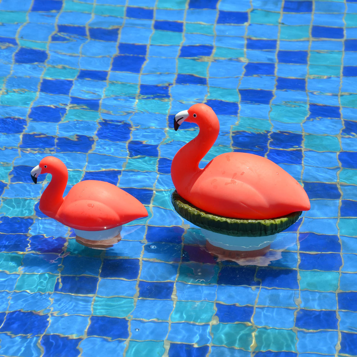 XY-WQ Flamingo Chlorine Floater compatible with 1-inch tabs for pool treatment.