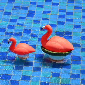 XY-WQ Flamingo Chlorine Floater compatible with 1-inch tabs for pool treatment.