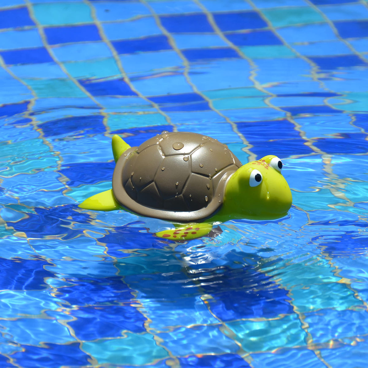 XY-WQ Turtle Chlorine Floater in pool shows simple sanitizer action.
