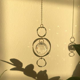 Yajuo wedding decor suncatcher creates sparkling light effects.