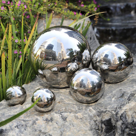 Yarlung 80mm silver gazing ball enhances outdoor decor with shimmering reflections