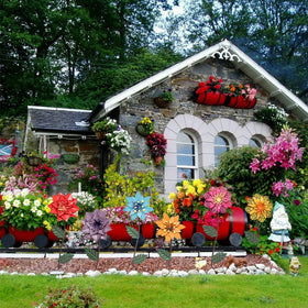 YEAHOME durable daisy stakes function as wall or fence decor.