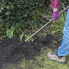 YEELOR adjustable-handle design demonstrates extended reach for comfortable use