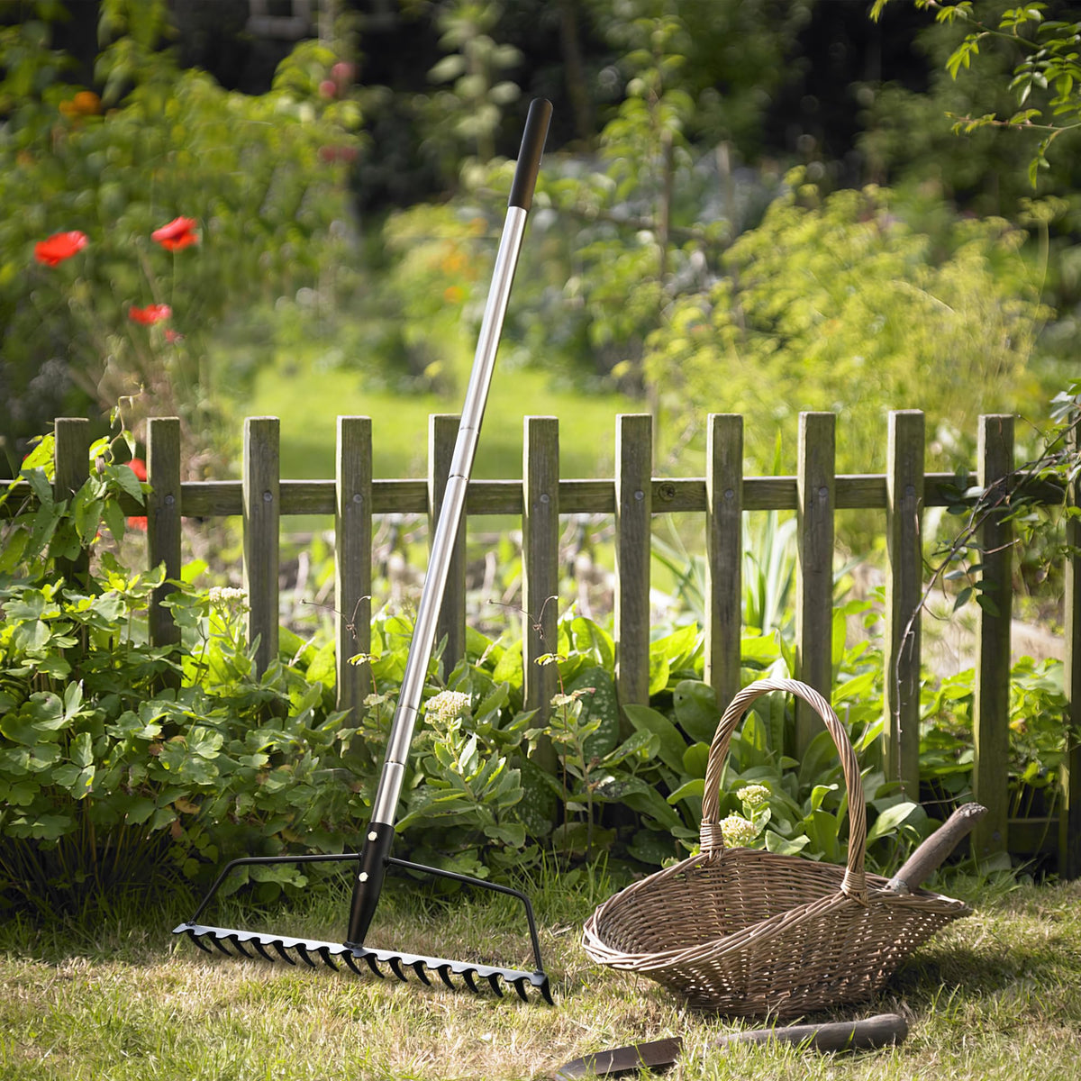 YEELOR versatile rake for leveling mulch, gathering leaves, and soil work.