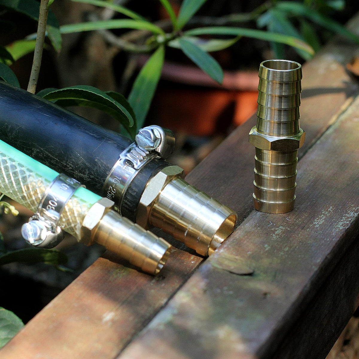 YELUN brass hose connector close-up shows robust fitting for reliable repairs