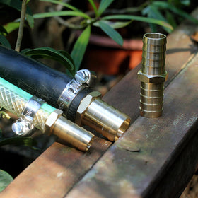 YELUN brass hose connector close-up shows robust fitting for reliable repairs
