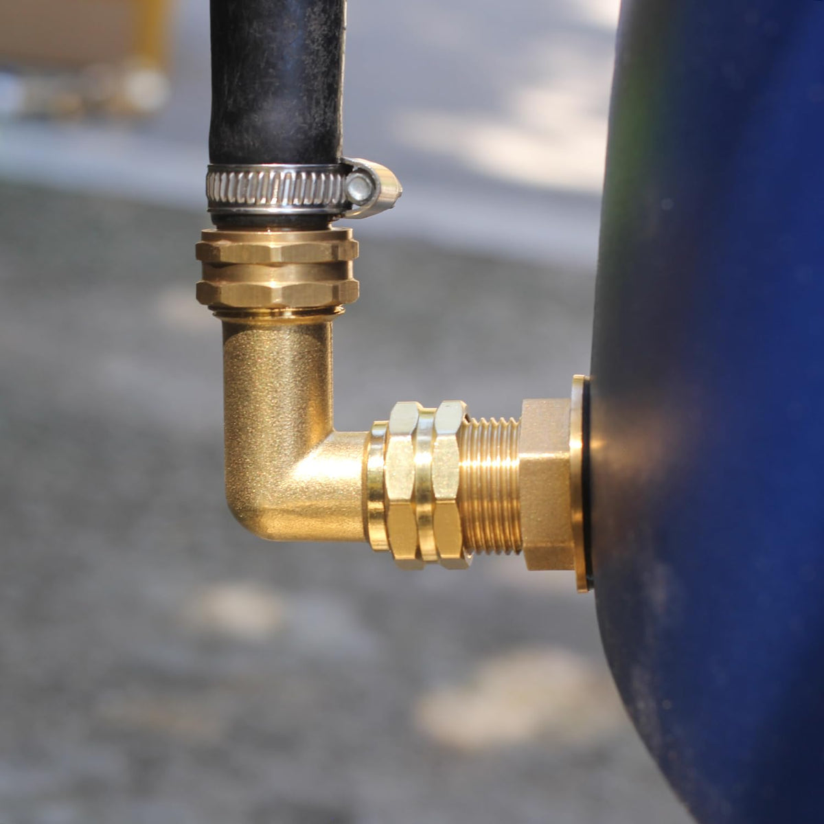 YELUN garden hose elbow connected for smooth water flow.