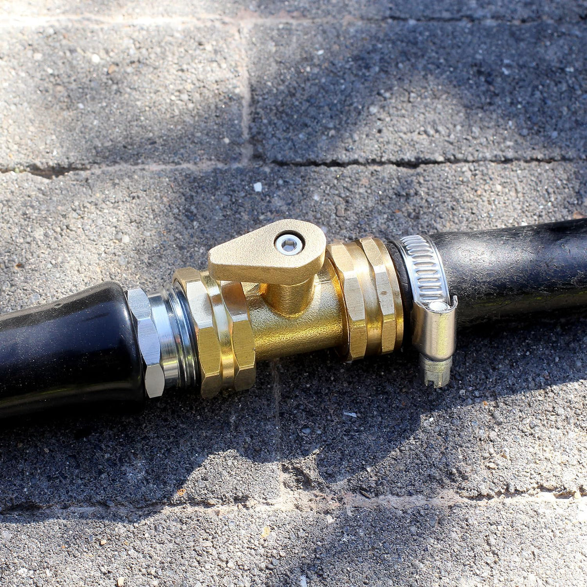 YELUN swivel connector on garden hose end for accurate attachment.
