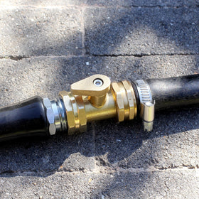 YELUN swivel connector on garden hose end for accurate attachment.