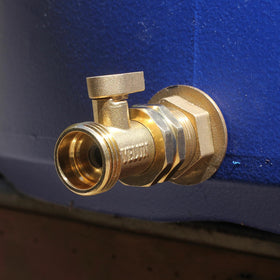 YELUN shut-off valve attached to hose end, enabling quick water control.