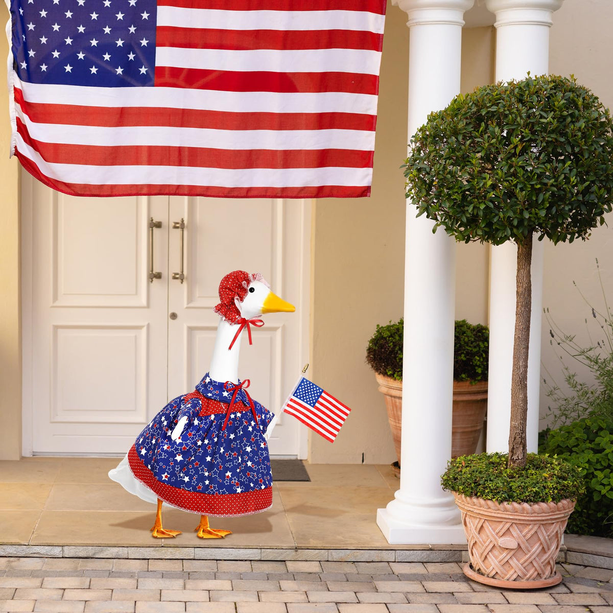 Yeyeplum 4th of July goose costume brightens gardens with red blue white