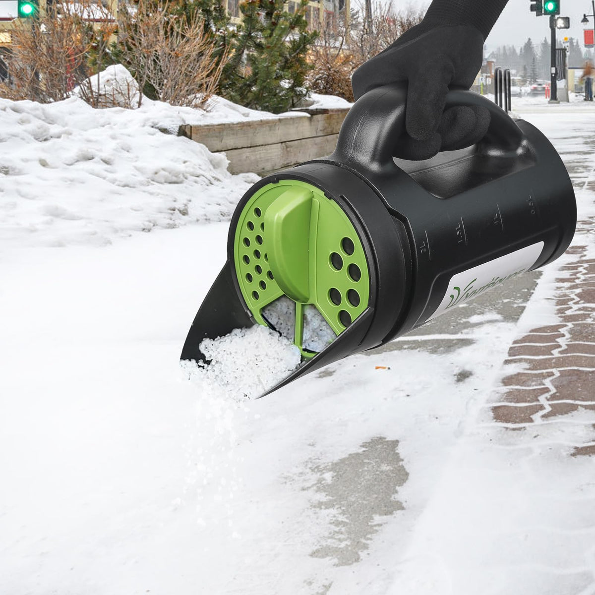 Yhtpouqe fertilizer spreader includes scoop and gloves for easy setup