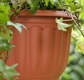 YIKUSH hanging planter chains enable easy outdoor hanging.