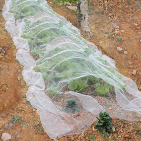 YNERHAI barrier net blocks deer and rabbits from pecking fruit.