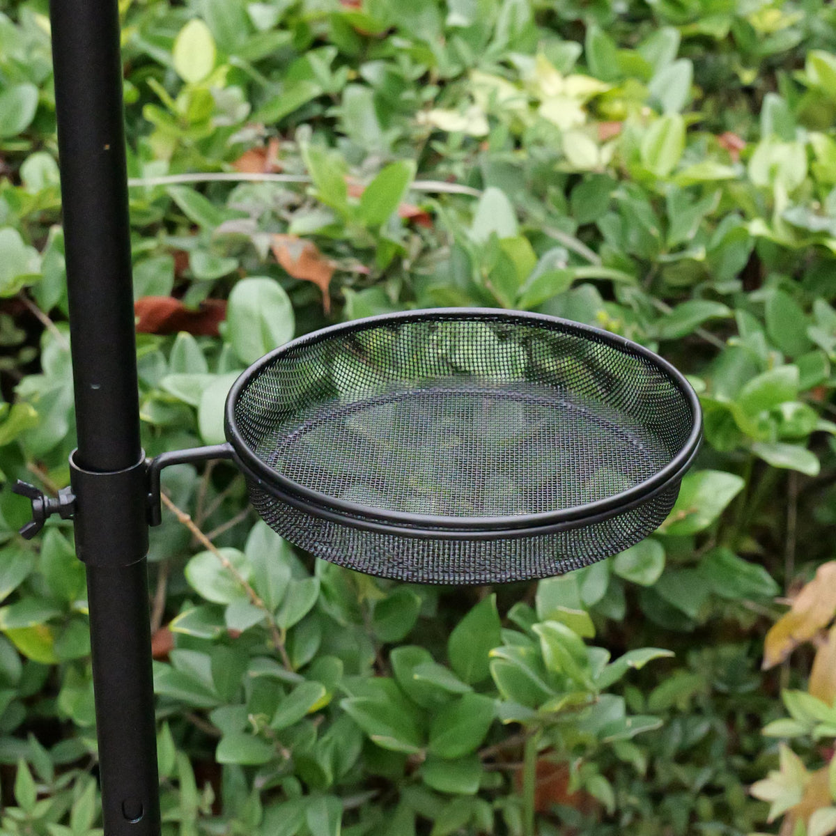 Yojanner weather-resistant steel mesh tray removes for simple cleaning.