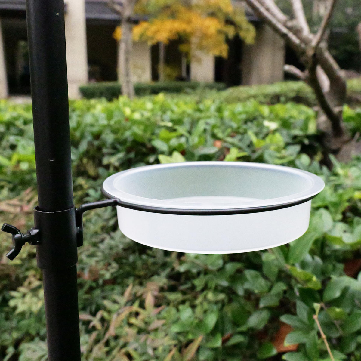 Yojanner removable seed tray enables quick cleaning after feeding.