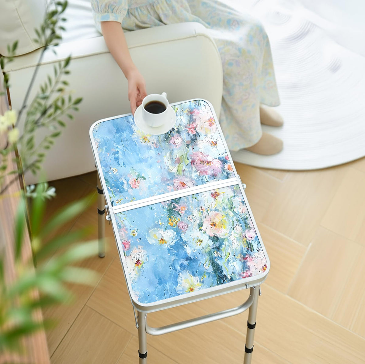 Yriuat portable folding table with built-in handle for easy transport