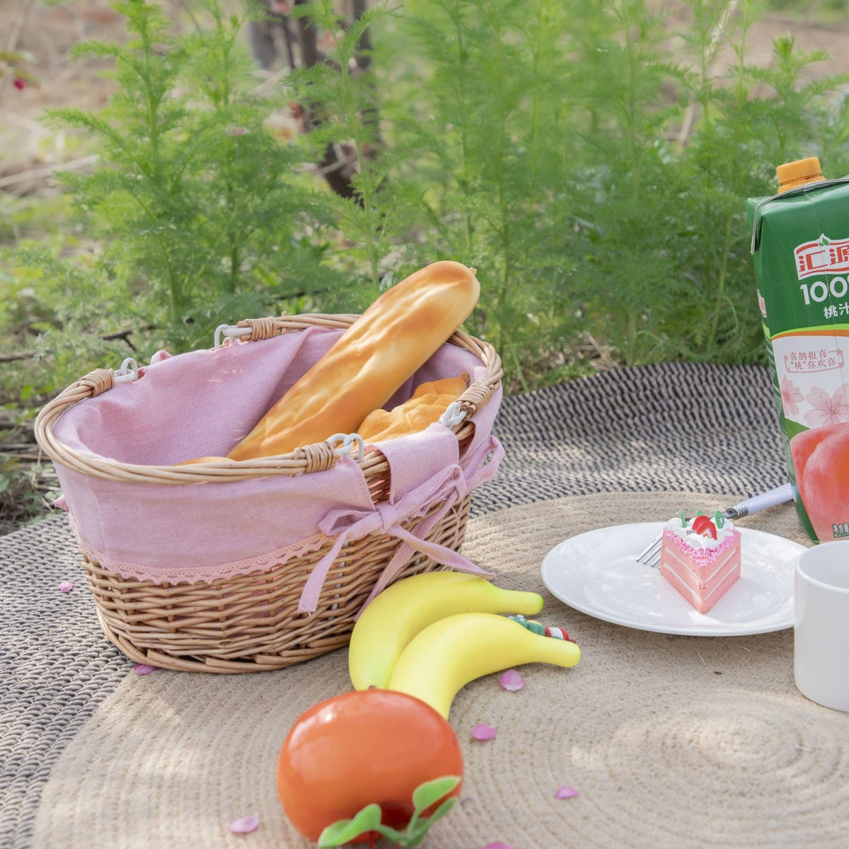 YRLSOTGE pink liner delivers a vibrant, decorative touch to any table.