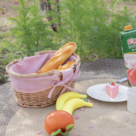 YRLSOTGE pink liner delivers a vibrant, decorative touch to any table.