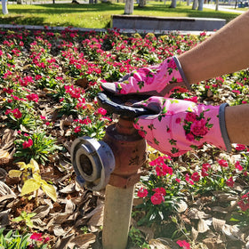 YRTSH thorn-proof garden gloves protect hands during pruning and weeding.