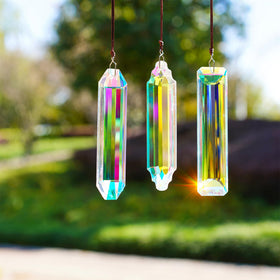 YU FENG AB-colored prism set creates shifting rainbow reflections.