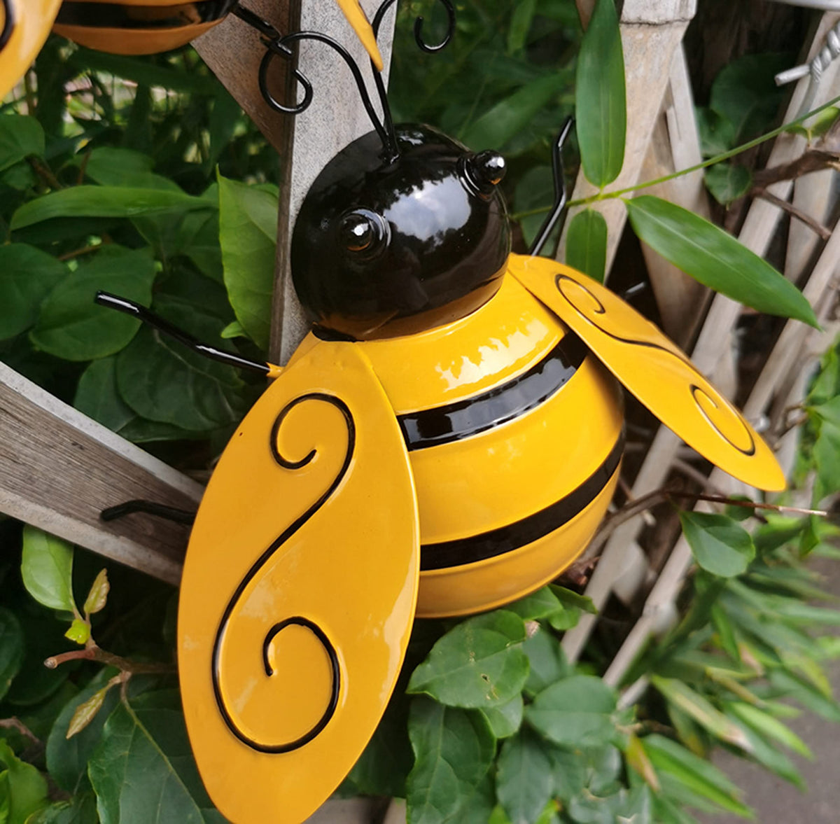 Yungeln indoor-outdoor bee wall hanging suits fences and posts.