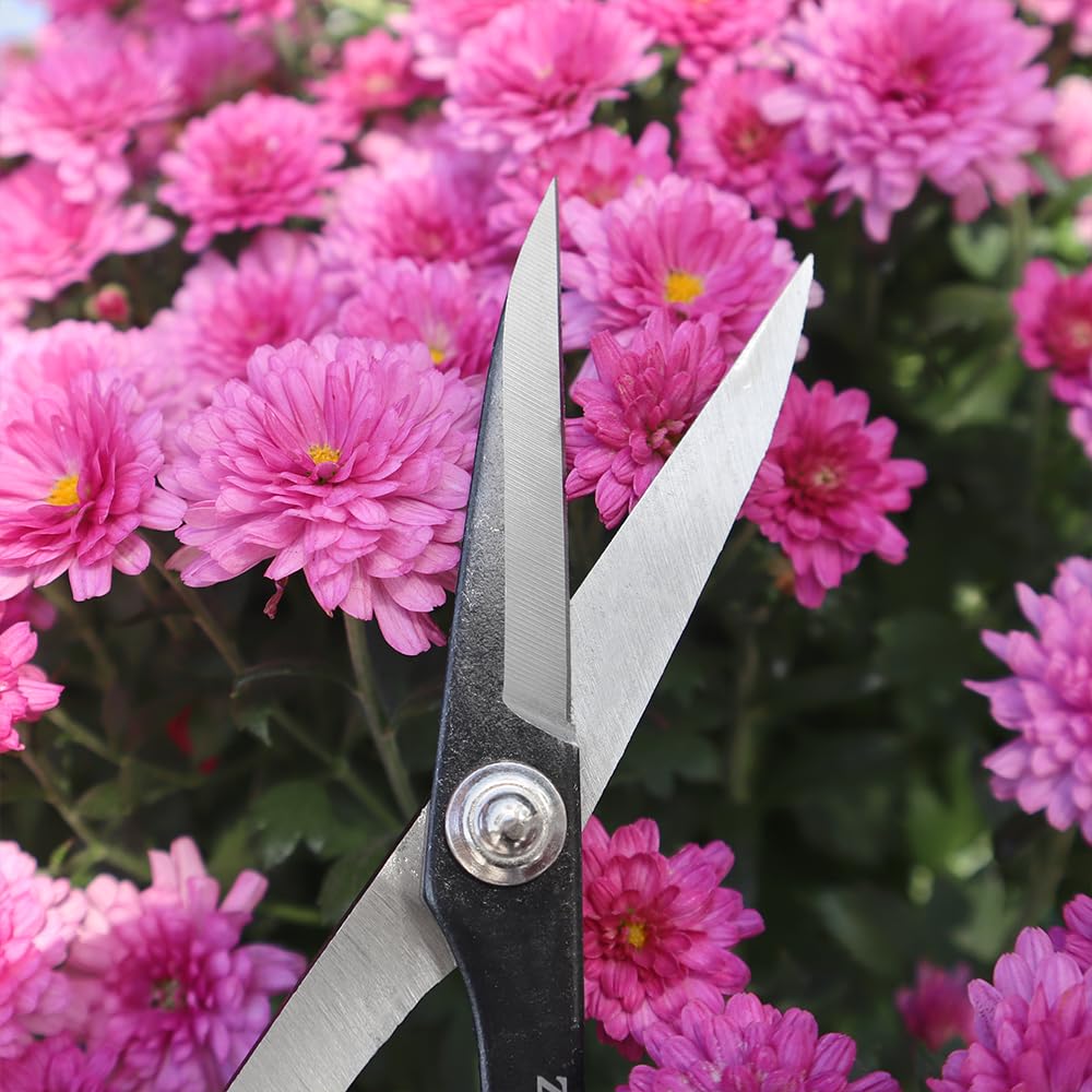 Zenport ZS104 carbon steel blades offer lasting sharpness.