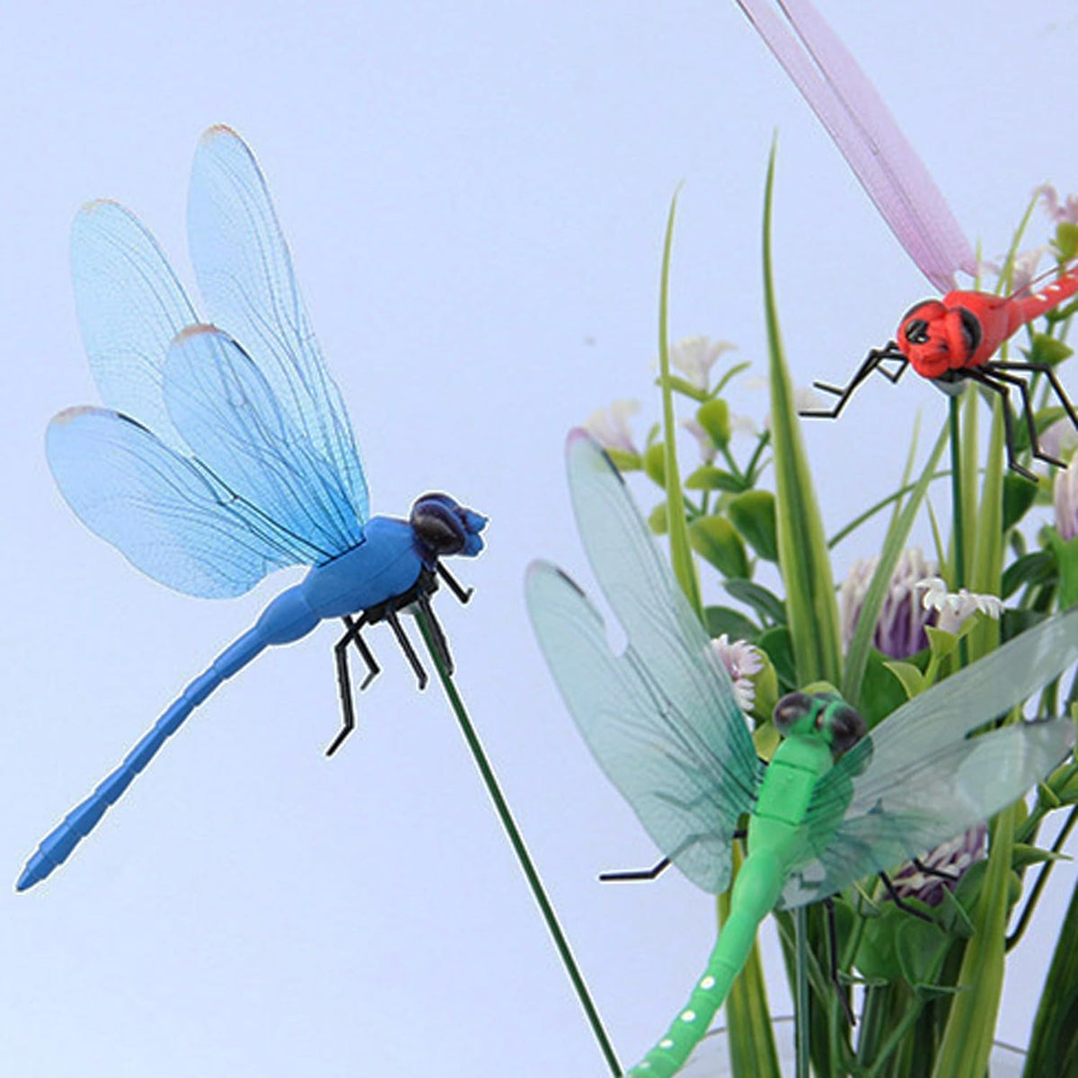 ZLMC green dragonfly clip blends with foliage while deterring pests.