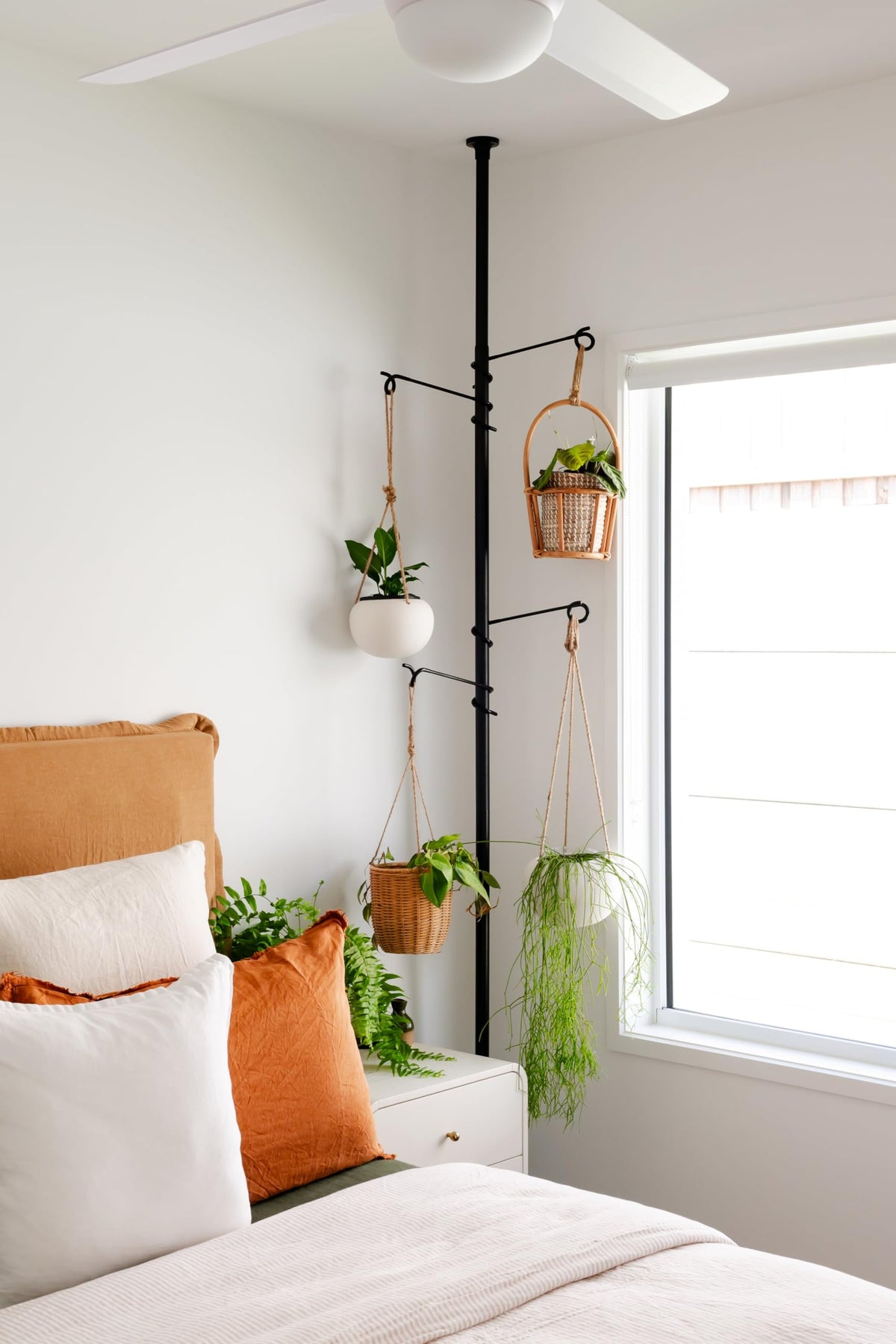Zononoca no-drilling design makes renter-friendly installation quick and wall-safe.